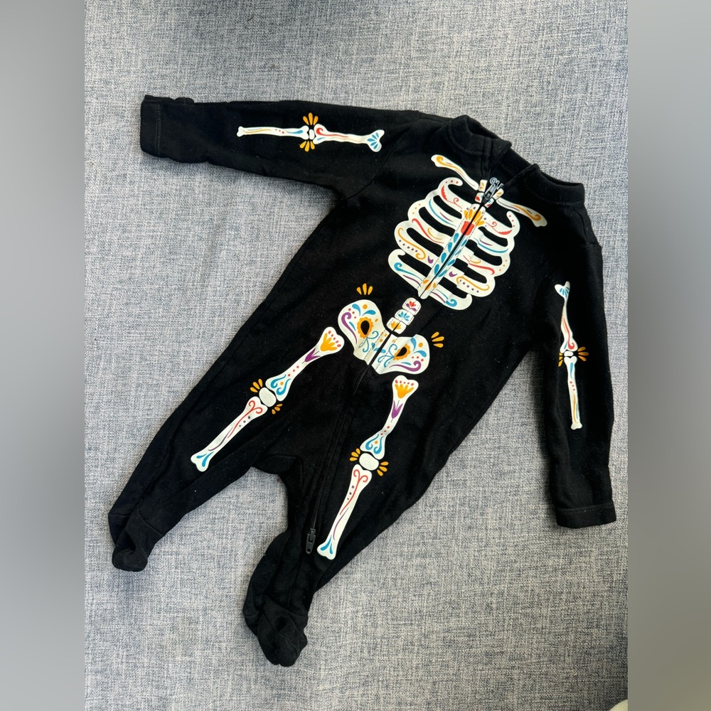 Old Navy Halloween Skeleton 💀 / Day of the Dead Footie Pajamas - 0-3 Months